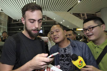El periodista de 'BuzzFeed' Matt Stopera y su 'hermano Naranja', Li, en el aeropuerto de Jieyang, en la provincia china de Guangdong.