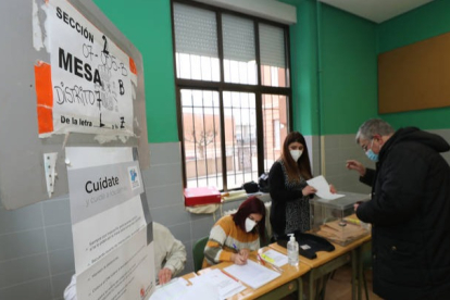 Mesa de Pastorinas, donde los 130 votos que consiguió el PSOE frente a los 28 de Vox tras un error de conteo determinaron la gobernabilidad en el Ayuntamiento de León. RAMIRO