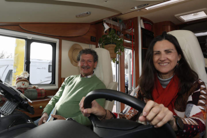 Michael Künstler y Susana Menéndez, en la autocaravana en la que viajan. FERNANDO OTERO