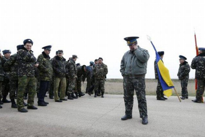 Soldados ucranianos esperan en el aeropuerto de Belbek, en Crimea, el pasado 4 de marzo.