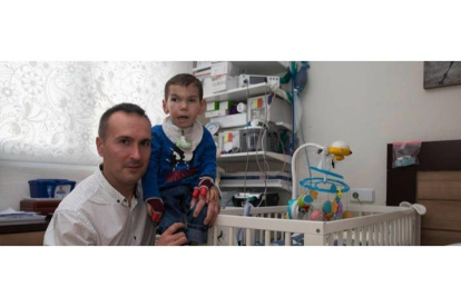Ricardo Fernández posa con su hijo Marco en la habitación medicalizada que le mantenía con vida, en febrero de este año. FERNANDO OTERO