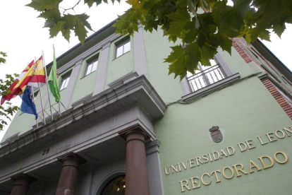 Frontal del edificio de gestión y gobierno de la Universidad de León. RAMIRO