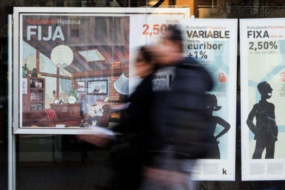 Una oficina de Kutxabank en Barcelona hace publicidad de sus hipotecas.