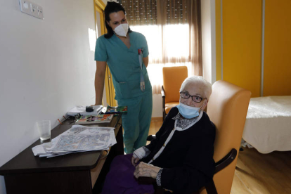 Ángela García Pons, la mujer más longeva de la residencia de Villaornate, está preparada para la vacuna en próximos días.  MARCIANO PÉREZ