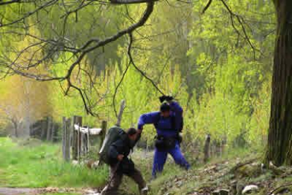 Ayudando a cruzar un riachuelo en Trabadelo