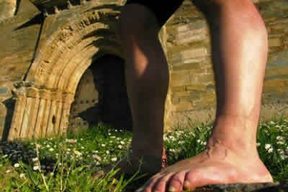 Un peregrino se refresca ante la Puerta del Perdón. Iglesia de Santiago, Villafranca del Bierzo