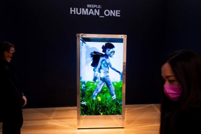 Una vista del trabajo digital del artista Mike Winkelmann, más conocido como Beeple, titulado ‘Human One’. fUSTIN LANE