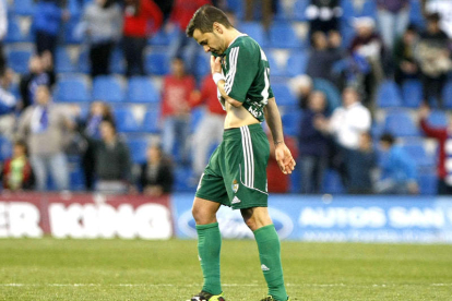 Jonathan se retira cabizbajo tras la derrota de la Deportiva ante el Hércules en el Rico Pérez.