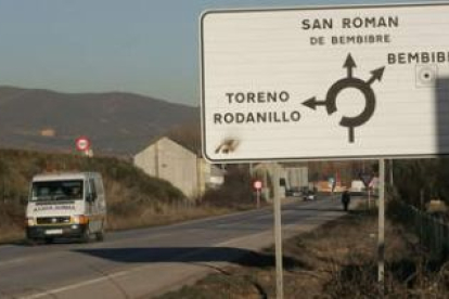 La conexión desde las inmediaciones de San Román de Bembire con la carretera a Toreno.
