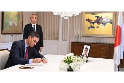 Sánchez ayer, en la residencia del embajador de Japón para firmar en el libro de condolencias por el asesinato de Abe. BORJA PUIG DE LA BELLACASA