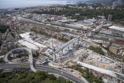 Una imagen de la construcción de un puente en Génova, Italia. LUCA ZENNARO