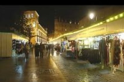 Como todos los años, los alrededores del parque del Cid, en pleno corazón del barrio Romántico, se visten de luces para acoger el tradicional mercado de navidad.