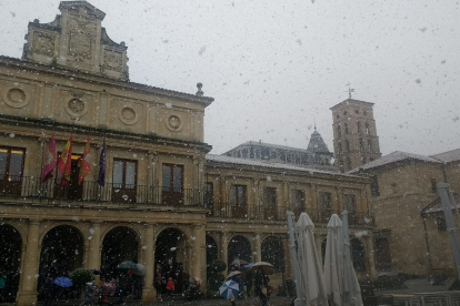 La nieve cae en la plaza de San Marcelo. FERNANDO OTERO