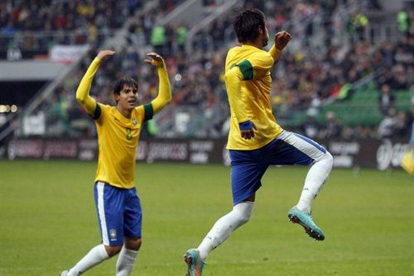 Kaká y Neymar celebran uno de los tantos conseguidos por el delantero del Santos.