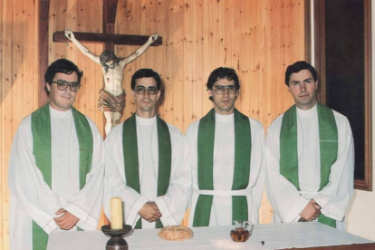 Artime, a la derecha, cuando se ordenó sacerdote en León, en 1987. DL