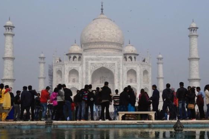 Visitantes ante el  monumento Taj Majal, en India.