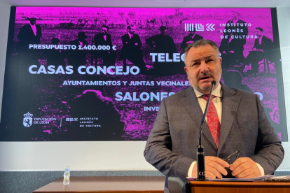 El presidente de la Diputación, Eduardo Morán, durante la comparecencia en la que anunció las inversiones de la institución. RAMIRO