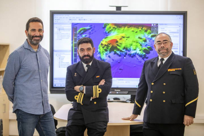 El capitán Luis Miguel Rioja (c) junto al ingeniero técnico de arsenales Juan Luis Sánchez (i) y el cabo primero hidrógrafo Eduardo Pol, componen el equipo del Instituto Hidrográfico de la Marina. ROMÁN RÍOS