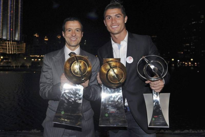 Cristiano Ronaldo y su representante Jorge Mendes en la entrega de los premios Globo de Oro del 2011.