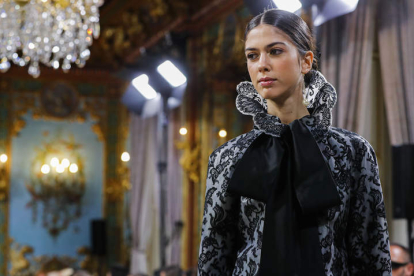 Una creación de la diseñadora Juana Rique durante un desfile de la pasarela de novias Atelier Couture. LUIS MILLÁN