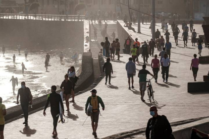 Desde el amanecer, cientos de personas se han lanzado a la calle, para pasear y hacer deporte, en Las Palmas. ÁNGEL MEDINA G.