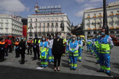 La presidenta de la Comunidad de Madrid, Isabel Díaz Ayuso, posa con miembros de los servicios sanitarios durante el acto de celebración de la fiesta de la Comunidad de Madrid. JUANJO MARTÍN