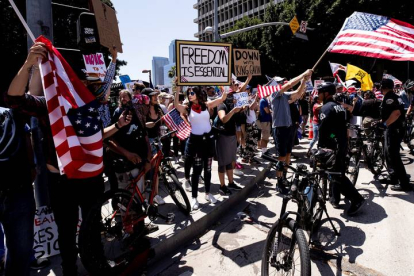 Varias personas participan en una manifestación para la reapertura de California, en medio de la pandemia de coronavirus, en Los Ángeles, California. ETIENNE LAURENT