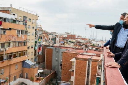 Pablo Casado observa con García Albiol un bloque de casas ocupadas. DAVID MUDARRA