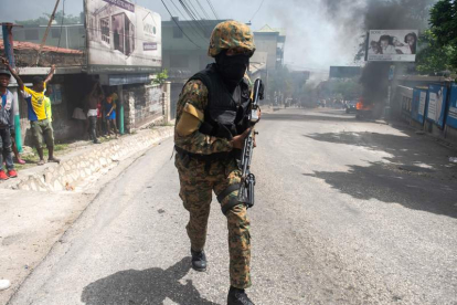 Un policía patrulla una de las calles de Puerto Príncipe, la capital de Haití. JEAN MARC HERVE ABELARD
