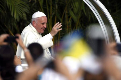 El papa Francisco, a su llegada en el pamóvil a la Plaza de la Revolución de La Habana para oficiar su primera misa en Cuba.