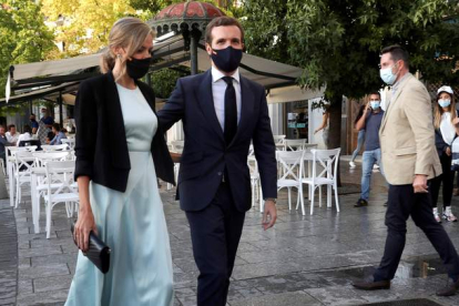 El presidente del PP, Pablo Casado, junto a su mujer, a su llegada al Teatro Real. JOSÉ JIMÉNEZ