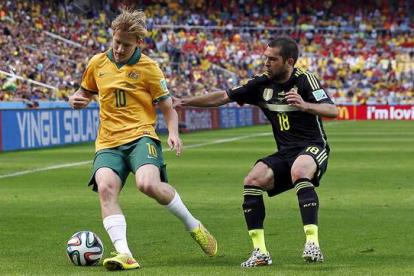 Jordi Alba trata de arrebatar el balón a Ben Halloran, en un momento del partido contra Australia en Curitiba.
