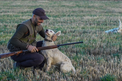 Carlos Bravo con uno de sus perros en la jornada matinal del inicio de la caza menor. MIGUEL F.B.