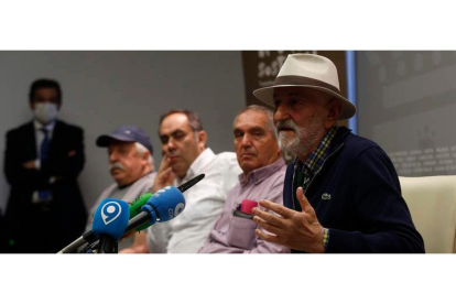 En primer plano, Matías Llorente junto a tres de los nueve alcaldes de Ugal que se presentaron por UPL. FERNANDO OTERO