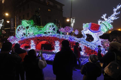 La magia y el colorido del desfile de Reyes en Ponferrada. L. DE LA MATA