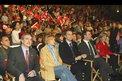 Zapatero, que acudió con su mujer Sonsoles, escuchó atentamente los discursos de sus compañeros de partido.