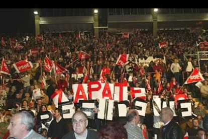 El público se dispuso de pancartas en las que expresaron el lema de la campaña de este año, «Zapatero Presidente».