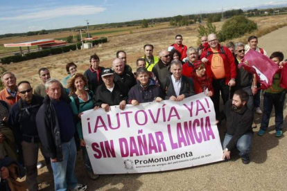 Miembros de Promonumenta a su llegada al yacimiento de Lancia, en una marcha de protesta que partió de Puente Castro.