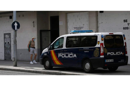 La Policía Nacional acompañó ayer por la mañana a la comisión judicial y al cerrajero en el piso de Triana Martínez. FERNANDO OTERO