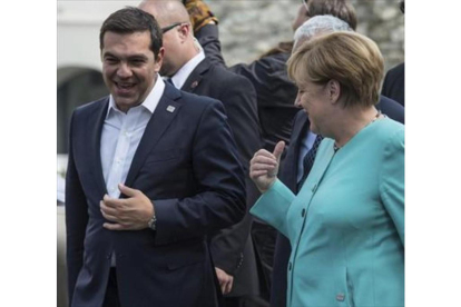 Merkel conversa con el primer ministro griego, Alexis Tsipras.