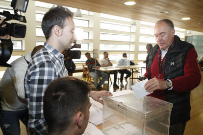El candidato de UPL al Ayuntamiento de León, Eduado López Sendino, ha votado en el Auditorio de León. RAMIRO