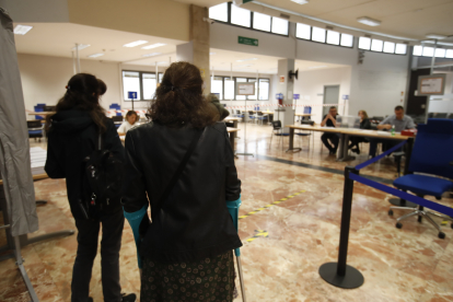 Desde primera hora muchos votantes se han acercado a votar. RAMIRO