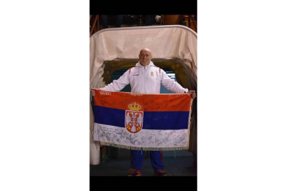 Niko Samburov vuelve a sonreir con su bandera serbia