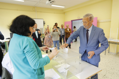 Tarsicio Carballo acudió a primera hora a votar L. DE LA MATA