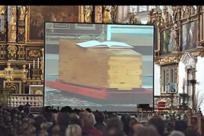 Fieles católicos siguen a través de una pantalla plana de grandes dimensiones el funeral del Papa Juan Pablo II en el interior de la Iglesia Maria Himmelfahrt en Colonia.