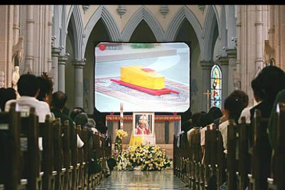 Las pantallas gigantes se instalaron en muchas partes del mundo para que todos los fieles católicos pudieran seguir el funeral.