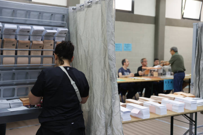 Una mujer escoge la papeleta del partido que va a votar en un colegio electoral de Durango. LUIS TEJIDO