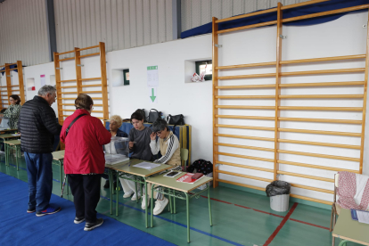 Normalidad en el colegio electoral del Campo de los Judíos, en Ponferrada. L. DE LA MATA