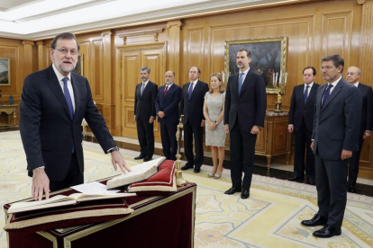 Mariano Rajoy jura el cargo de presidente del Gobierno, el pasado domingo, en la Zarzuela.