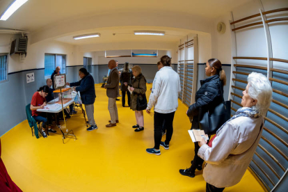 Varias personas ejercen su derecho al voto en el colegio electoral de Corazón de María en María en Madrid este domingo durante las elecciones municipales y autonómicas. FERNANDO VILLAR